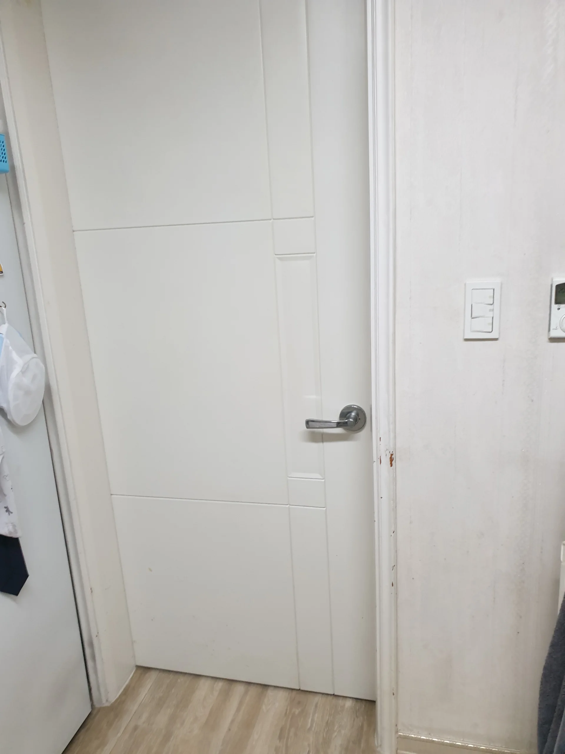 빌라 현관 문방향 바꾸기 시공 전 협소한 복도 현장