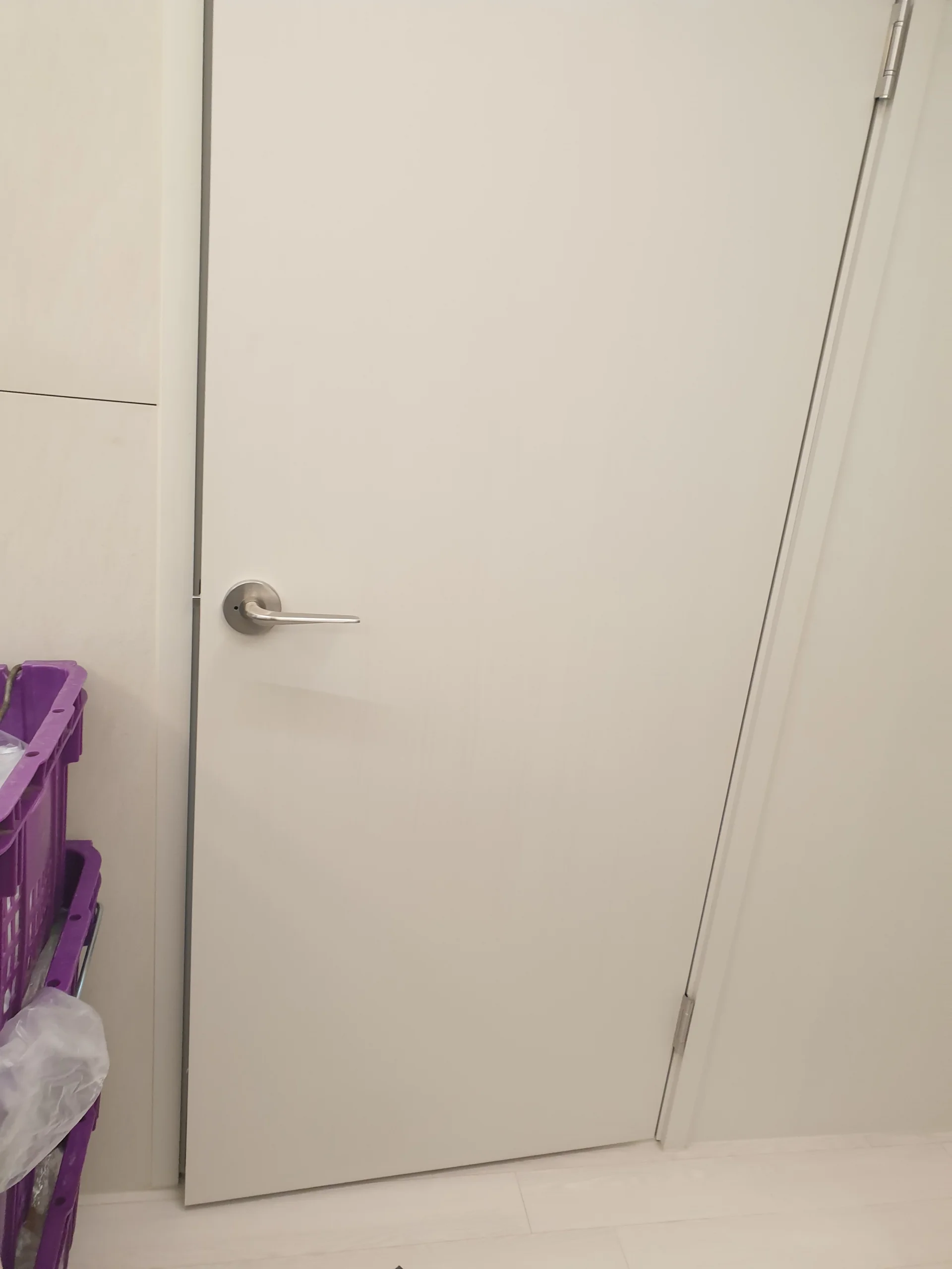 문방향 전환 스트라이커 작업 전 현장