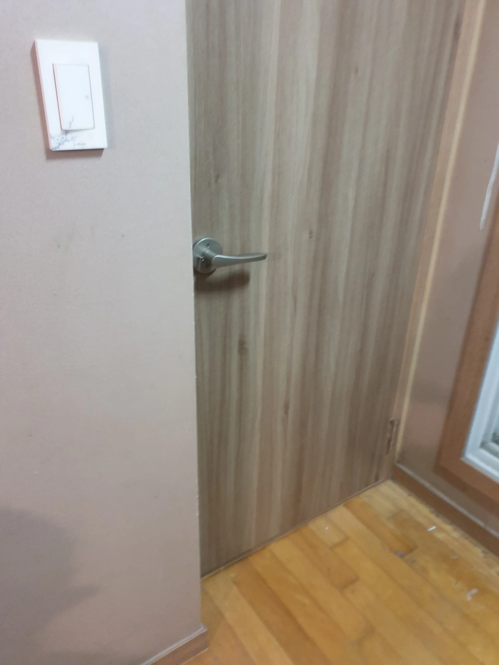 구축 빌라 목재 문틀 방향 바꾸기 시공 후 보강 완료 상태