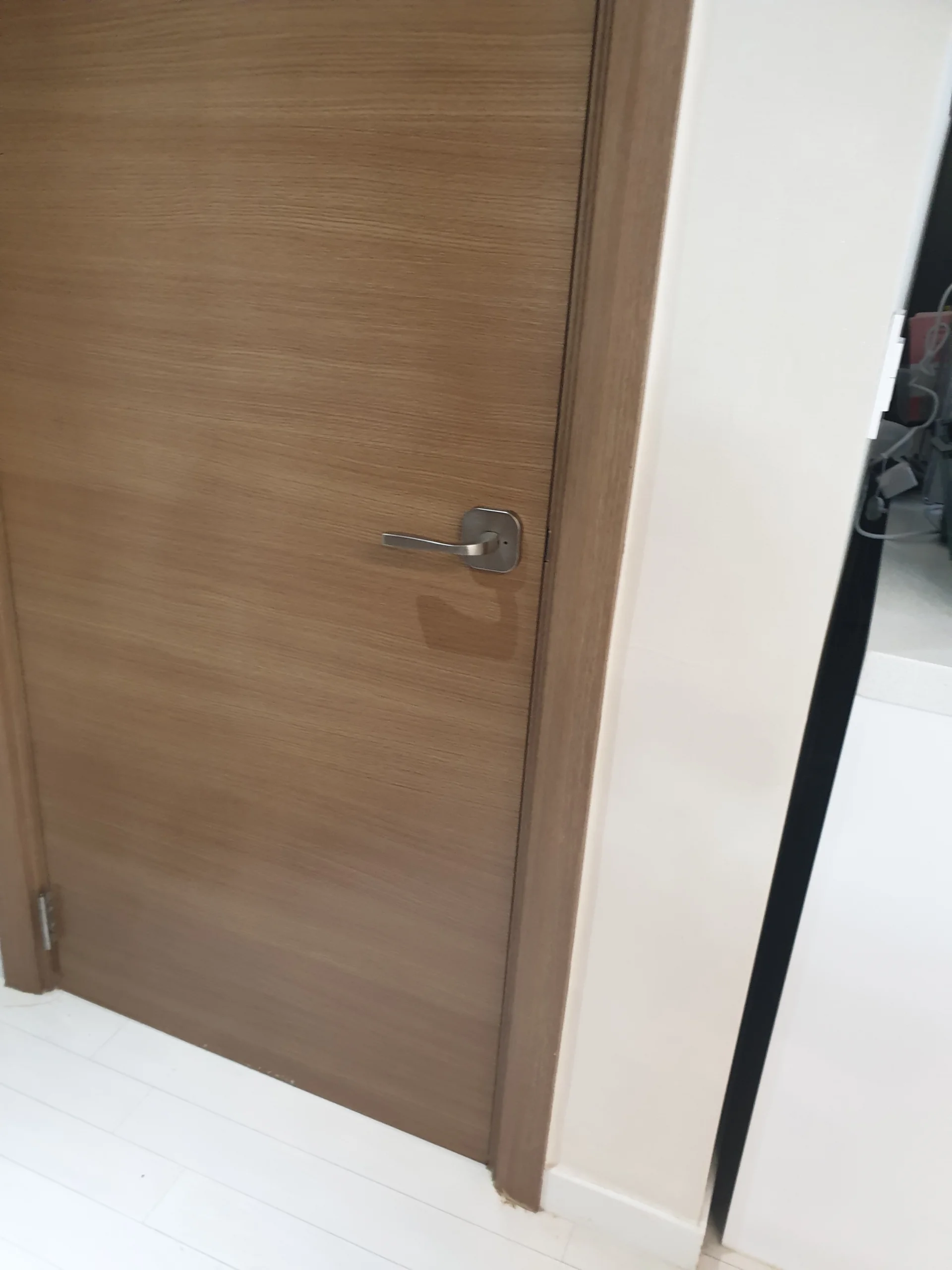문방향 바꾸기 당일 작업 완료 후 현관문 경첩 이설 상태
