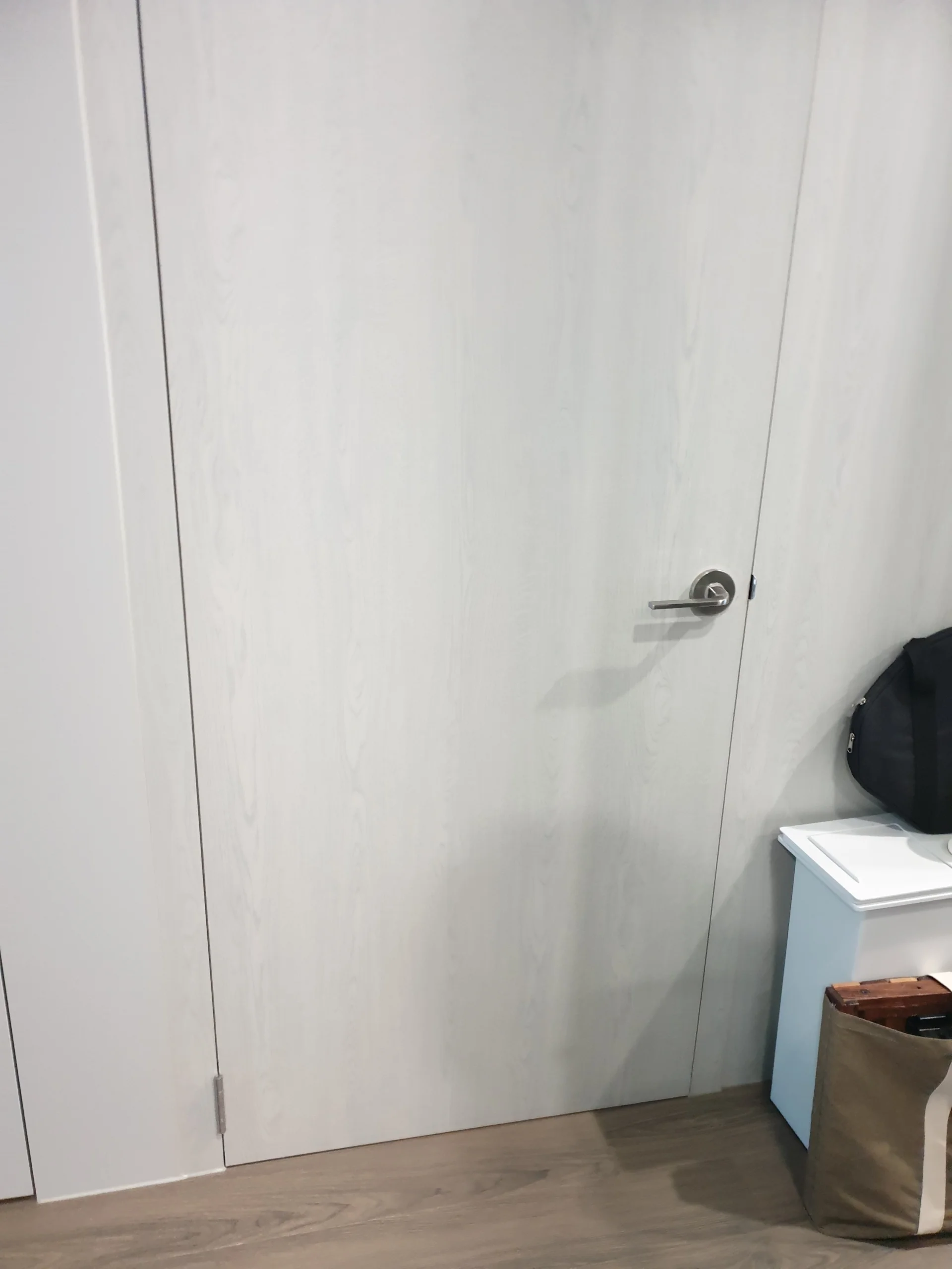 문방향 바꾸기 시공 완료 후 방문 마감 상태