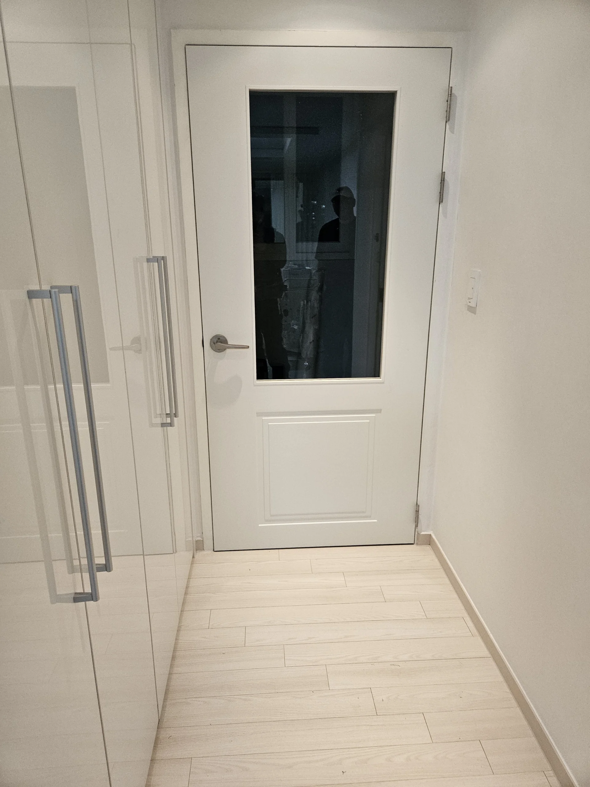 실내 방문 방향 바꾸기 시공 후 완성 상태